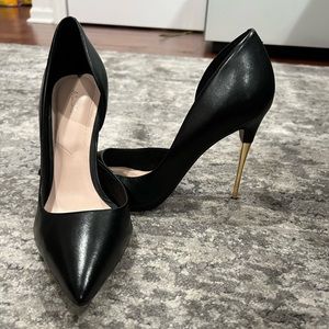 Black pumps with gold heel